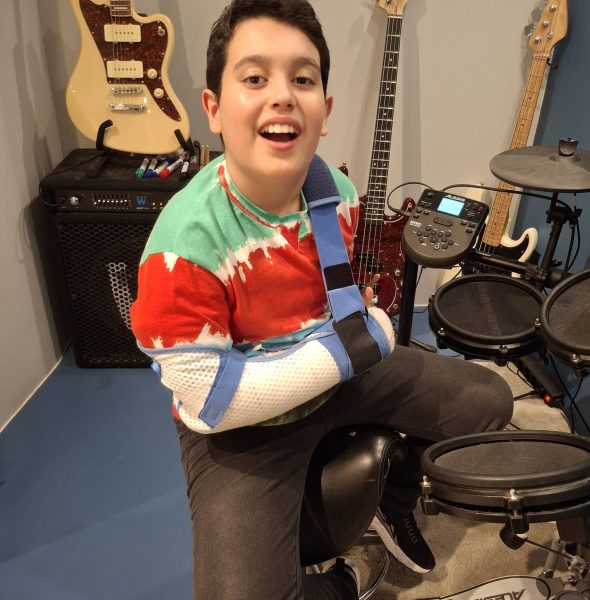 NIÑO feliz tocando bateria